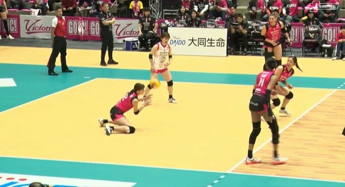女子バレー、とにかく落ちる“魔球”サーブ 圧巻の“2連続”エースに相手も座り込んでがっくし 3枚目