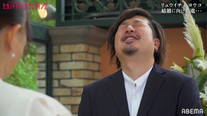 バツイチカップル、バラを抱え片膝をつき決死のプロポーズ、果たして？『セカンドチャンスウェディング』第10話 5枚目