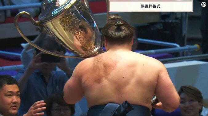 「変色しとる」死闘を終えた安青錦…約9分後の体に“異変” 痛々しい背中の勝負の跡に「しっかり休んで」「痛みに耐えてよく頑張った」労いの声続々 3枚目