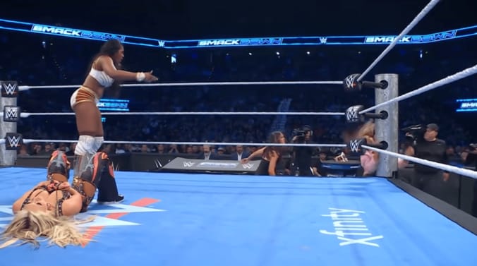 お騒がせ美女がサプライズ介入→頭ごと“ぶっこ抜き”で悶絶