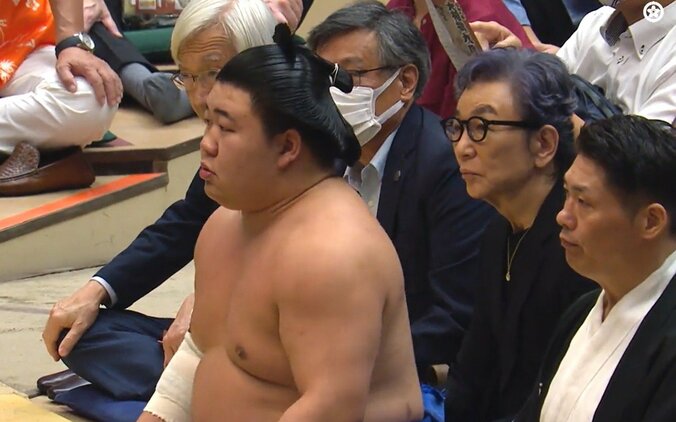「髪の毛パープルやん」大相撲、あまり映らない特等席に“大物MC”が鎮座「品格が違う」 4枚目