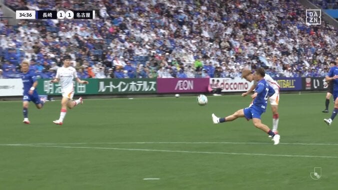 37歳元日本代表FWが衝撃のゴラッソ！「最高のゴールや」「これぞストライカーな一発」DFを翻弄→絶妙コースに突き刺す豪快ミドルシュート 3枚目