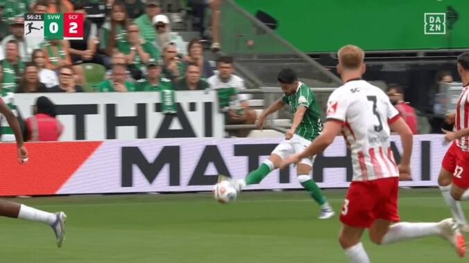 「ハンドやろ！」日本代表DF、高速アーリークロスでPK誘発！「クロスうまい」菅原由勢の決定機創出にファン沸騰 4枚目