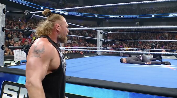 【映像】「これはやりすぎ」怪物レスラーが人気者の解説者を“病院送り”に