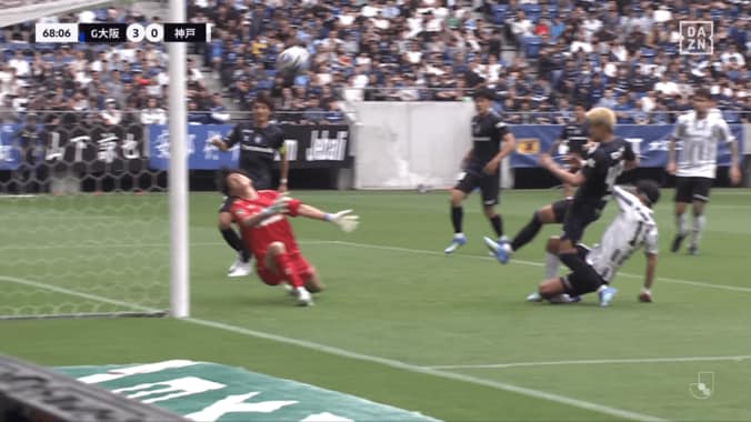 「怖くないのか…？」ガンバ18歳GKの“顔面ブロック”に騒然！「本能が勝った」荒木琉偉を見守る先輩は「お父さんみたい笑」 4枚目