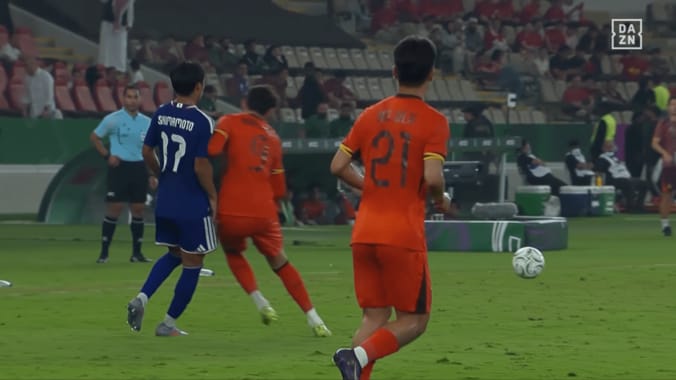 「レッドカードだろ！」中国代表FW、日本代表MFに“アフター体当たり”「主審に文句を言うの終わってる…」「出たよカンフー」ファン激怒【U23アジアカップ】 3枚目