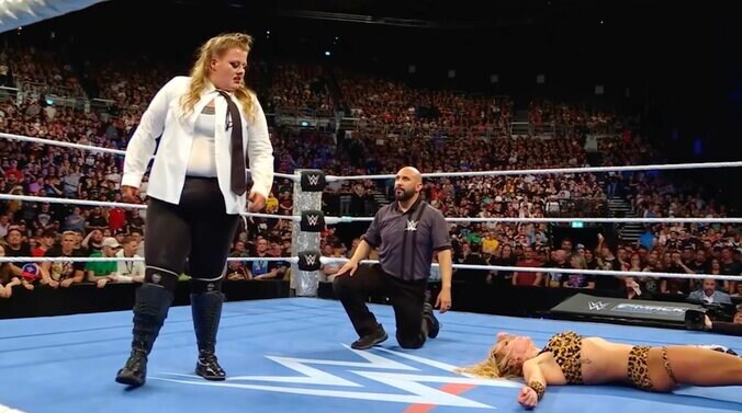 衣装がはだけるほどの死闘を制したパイパー