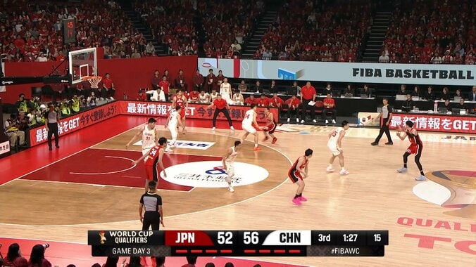 「審判ちゃんとみて」中国HC、日本戦で“まさかの行動”「コートに入りすぎでは？」「邪魔してる」3Pライン侵入でファン困惑【バスケW杯予選】 3枚目