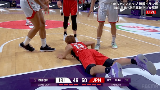 “まさかの顔面強打”が痛々しい…バスケ日本代表選手にアクシデント！「広告部分のモップが足りなかった？」解説者も絶叫 3枚目