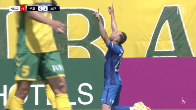 マテウス・レイリアはゴール後は神に祈りを捧げた