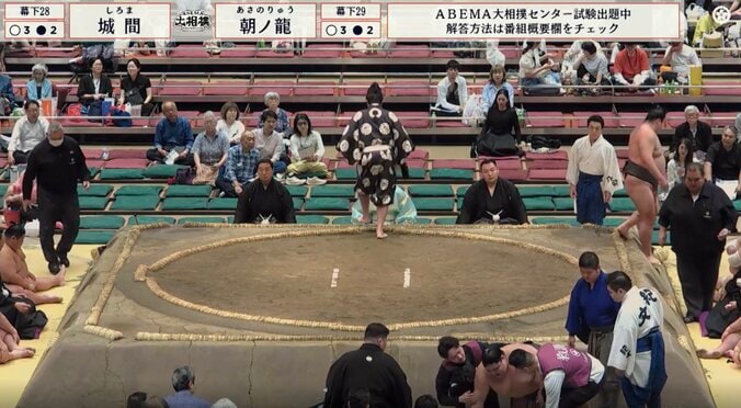 「どうした?」取組後、力士に“異変” 四つん這いで苦悶「膝打ったか」「たてないか」救命士も駆け寄り館内一時騒然の光景 4枚目