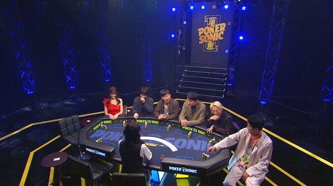 【映像】「顔面偏差値高すぎ」ドレス姿の最強ポーカー女王