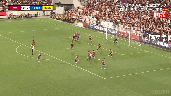 「異次元だわ…」バルサ新10番、“高速突破→絶品ヒールパス”で神戸守備陣を華麗に攻略！「ヤマルは何人にマークされても動じないな」「そりゃ乾貴士も笑っちゃうw」 2枚目