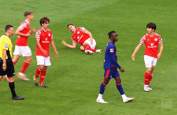 「熱すぎるだろ」日本代表MFコンビがマインツで連携回収！「佐野と川﨑で奪ってる泣」「取り切った」ファン大興奮の一部始終 4枚目