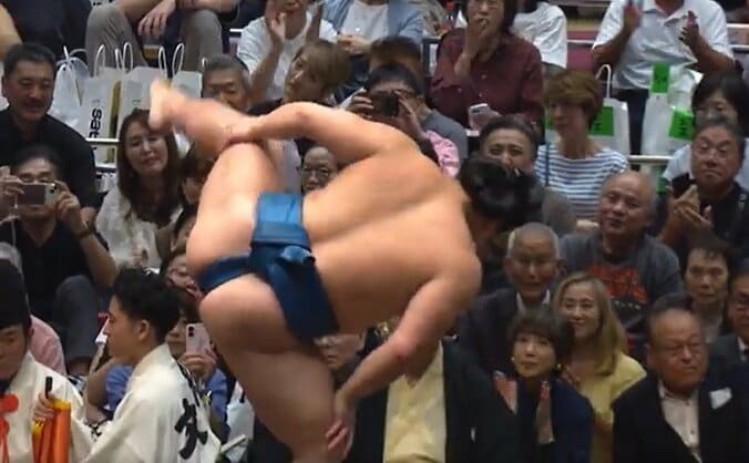角界随一の“美四股”に土俵下のカリスマモデルも“うっとり” 素のリアクションを捉えた決定的瞬間 3枚目
