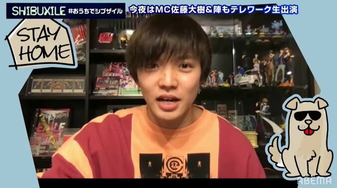 佐藤大樹、趣味強めな自宅からのテレワークに反響「フィギュアの量すごい！」 1枚目