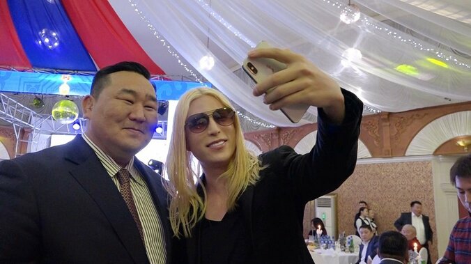 バナナマンも夢中のカリスマホスト・ローランド様、後輩指導とモンゴル珍道中に密着 2枚目