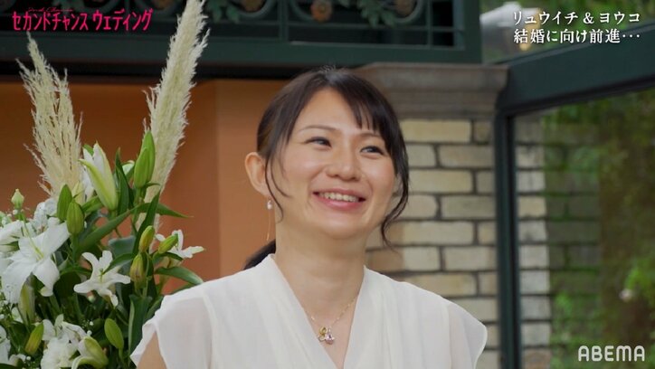 バツイチカップル、バラを抱え片膝をつき決死のプロポーズ、果たして？『セカンドチャンスウェディング』第10話