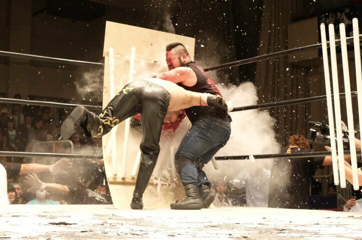 覚醒寸前！　“血みどろ兄弟”植木嵩行、木高イサミのデスマッチヘビー級王座に挑戦