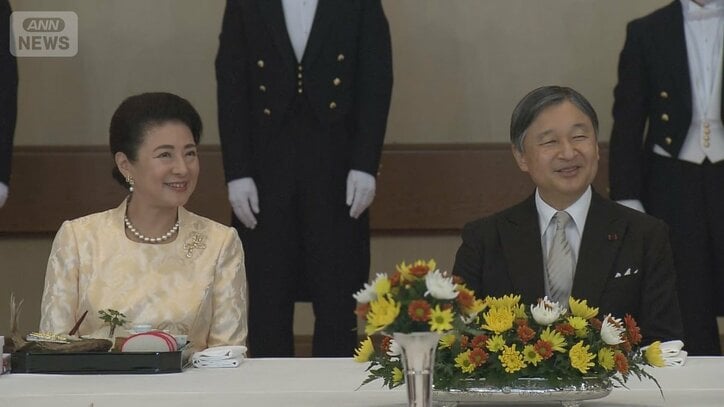 【写真まとめ】天皇誕生日一般参賀　愛子さまはやわらかな淡黄色のお召し物で　雅子さまは光沢ある優美な装い　宴会の儀では両陛下がほほえみあう場面も