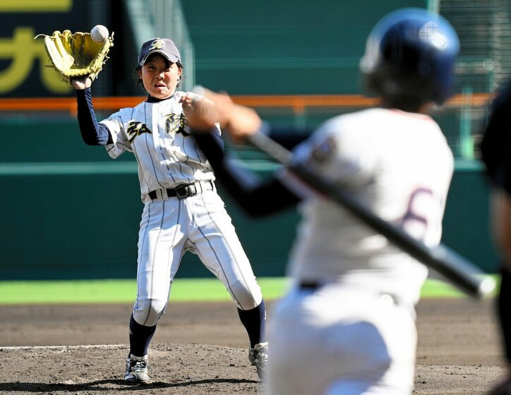 甲子園が騒然！ 球場は一瞬、息をのんだ… 女子高校野球決勝、強烈な弾丸ピッチャーライナーを神戸弘陵・樫谷がスーパーキャッチする超絶美技が炸裂した瞬間