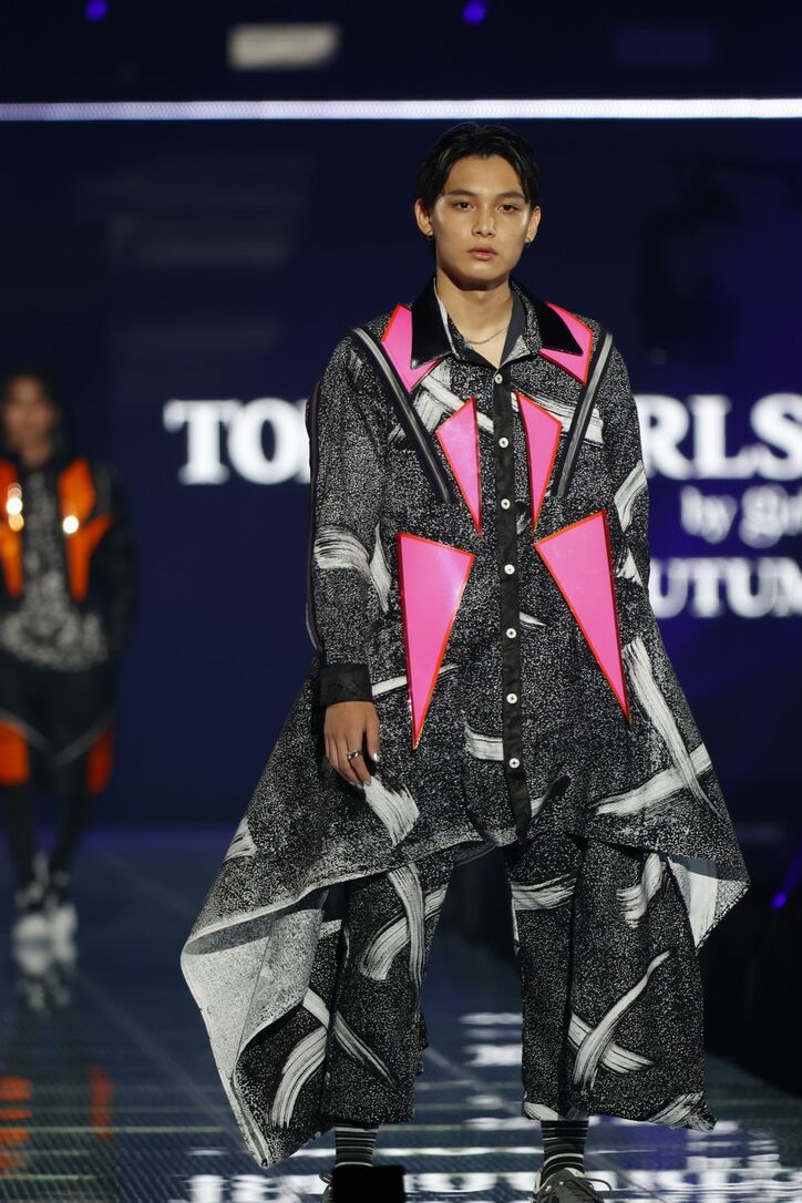 『オオカミちゃんくん』メンバー10人揃って“イルミコーデ”でランウェイ堂々闊歩「最高のステージ」と反響【TGC2022】