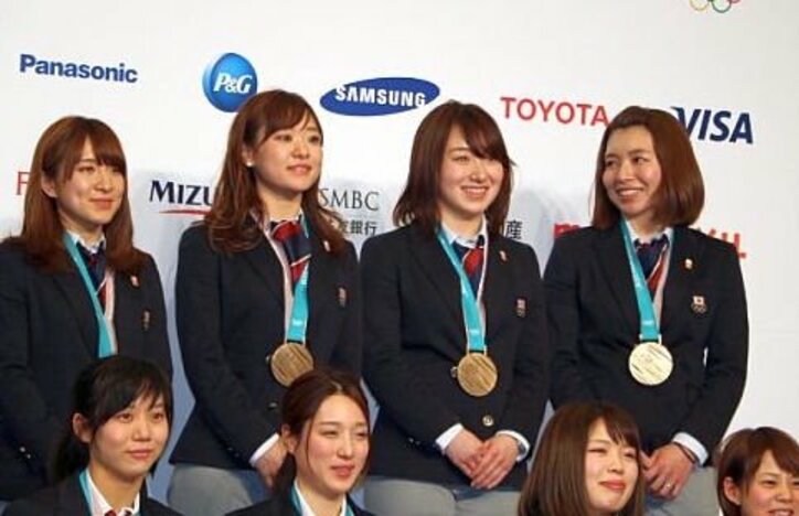 カー娘、 帰国時記者会見で笑顔いっぱい　メダル獲得は「先輩たちのおかげ」