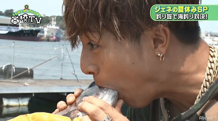 白濱亜嵐、魚とうっとりキス…かと思いきや予想外の行動に！？メンバーもドン引き