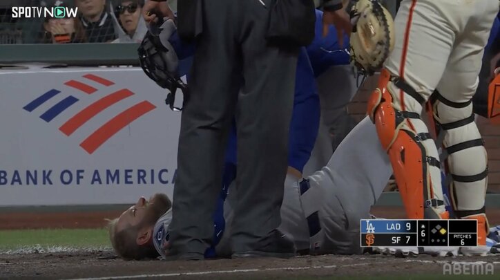 【写真・画像】危ない！ド軍マンシーに頭部死球 151キロが直撃も立ち上がり球場は喝采、プレー続行の気迫　1枚目