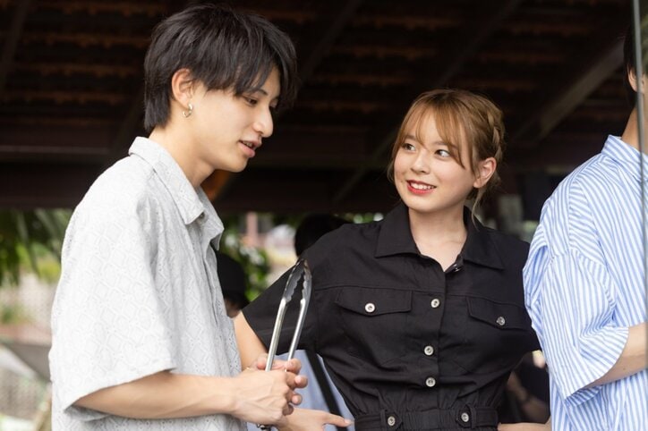 爆モテ高3美男子に女子3人が一斉にアピール! 隣のポジションをゲットしたい…バチバチのBBQがスゴすぎる