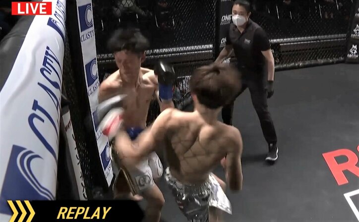 悶絶“くの字”のヒザ→バックブロー、圧巻のKO劇に「すごいフルコンボ」視聴者騒然