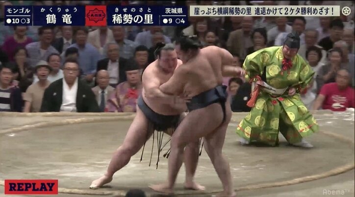 稀勢の里、横綱対決制し現役続行へ2ケタ勝利！館内大歓声で拍手鳴り止まず