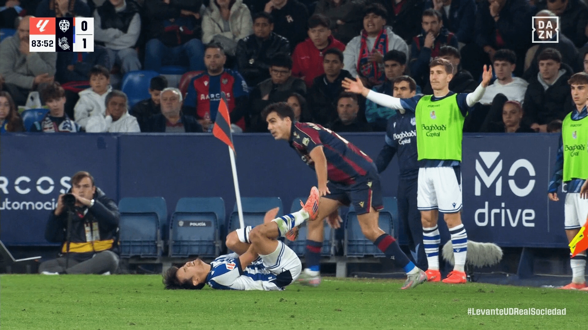 足首を押さえて倒れ込む久保建英