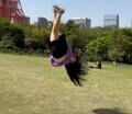 小さい女の子もOK！ 「連続宙返り」は誰でもできるようになる？ 1000人以上に教えた世界トップランカーが語る“裏ワザ”とは