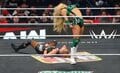 「また脱いだ」元チアの美女レスラー、“気合”の所作 悲願の王座戴冠で見せた“己を鼓舞”する渾身の“ちょい脱ぎ”パフォーマンス