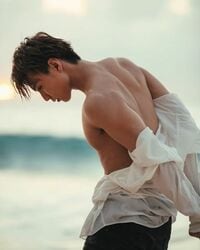 佐藤大樹のセクシーな肉体美にファン悶絶「ええ筋肉」「かっこいい」