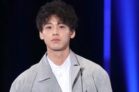 竹内涼真、安田顕の肩を借りて眠る姿にファン興奮「寝顔もイケメン」「私の肩貸したい！」