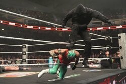 突如現れた“謎のフード男”の正体とは？ 素顔を見せるも会場は「変な空気」に…一体なぜ？ ファン困惑「長期離脱だったから…」