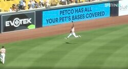  一体、どこから現れた…！？ 今年度最高レベルの“スーパーキャッチ”の瞬間　MLBの“スーパーヒューマン”の身体能力がヤバすぎると話題に「マジすげえｗｗｗ」「うおおおおお！」