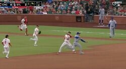 一体、何が起きた… 中継カメラがとらえた決定的瞬間　果たして判定は…！？ 野手のタッチをギリギリ回避した“忍者走塁”がスゴすぎると話題に