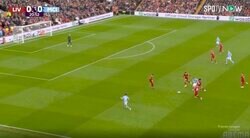 リバプール遠藤航に潰される→途中交代でブチギレ！“鬼マーク”でマンCの司令塔を完全無力化　デュエル王が空中戦で競り勝ち、強烈タックルを炸裂した瞬間　