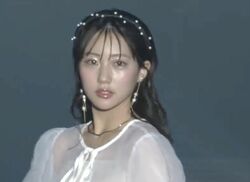 “Z世代のグラビアクイーン“田中美久、シースルー衣装にドキッ！スリットから美脚覗かせ「相変わらずのナイスバディ！」