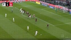 スタジアム騒然！「マジかよ」「え！そこで？」 ピッチ上の全員が騙された…意表をついたフリーキックが炸裂した瞬間 バイエルンの闘将・キミッヒが仕掛けた“超頭脳プレー”