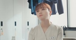 橋本環奈、激務で白目→バカンスではしゃぐ姿に「可愛すぎる」「ビジュアルが強い！」