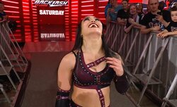 衝撃の裏切り！ 若手美女レスラーが寄ってたかって…日本人女王、米マットで襲撃被害に会場騒然