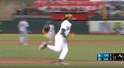 どうなってるんだ…！？ ヘルメットを“ヒールキック”して爆走！？ アスレチックスの斬り込み隊長が“ミラクル走塁”「ここだけ見ると完全に違うスポーツ」