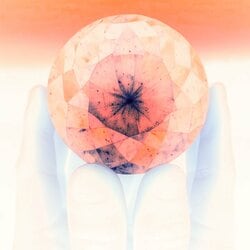 気鋭シンガーソングライターのラテュ鳴とヒップホップ・シーンを中心に数多の作品を手掛けるプロデューサー、エンジニアのKOYANMUSICがタッグを組みシングル曲『おくりびと』をリリース。