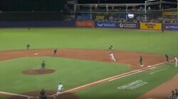 球場騒然！大谷翔平、右手一本で“想定外の打球”「スゴすぎる」相手野手のグラブを弾き飛ばす一撃「片手なのに速いw」