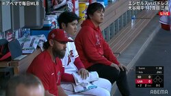 大谷翔平、投球が右手直撃に「マジか」「場所がやばい」ファン騒然→ベンチ内でアイシングに「冷やすの遅すぎ」心配の声 第2打席はショートフライ