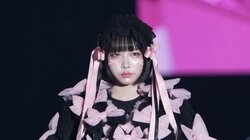 あの、リボン“デコ盛り”の個性的衣装に負けないランウェイ 「似合ってる」「絵になる」の反響